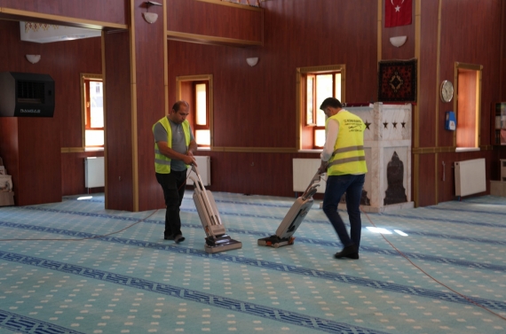 Keçiören’de camiler özenle, köşe bucak temizleniyor