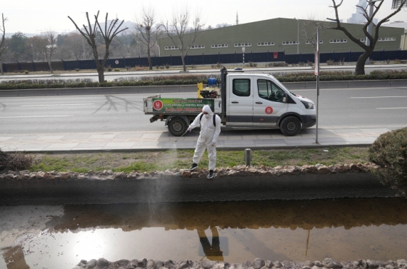 Keçiören’de larva mücadelesi ve bordo bulamacı uygulamaları aralıksız devam ediyor