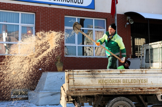 Keçiören’de okul çevrelerinde karla mücadele ve güvenli geçiş çalışması