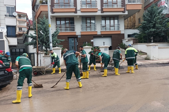 Keçiören’de sel felaketinin izleri temizleniyor