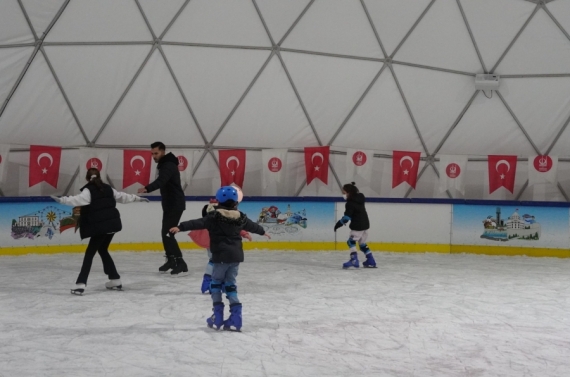 Keçiören’de ücretsiz buz pateni keyfi yoğun ilgi görüyor