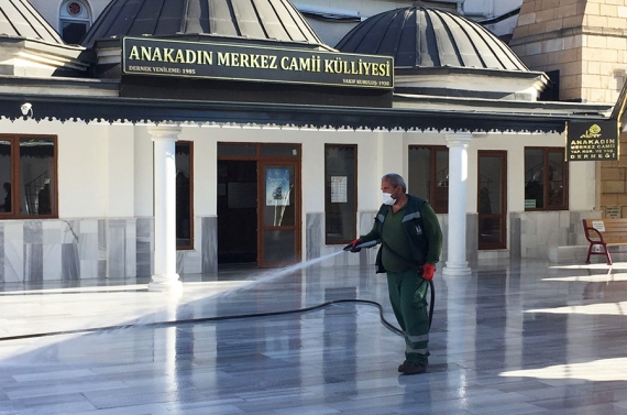 Keçiören’deki cami ve mezarlıklarda bayram temizliği