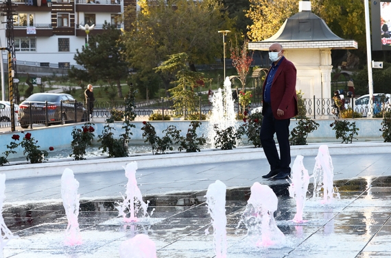 Keçiören’in renk cümbüşü: Türk Dünyası Su ve Gül Meydanı