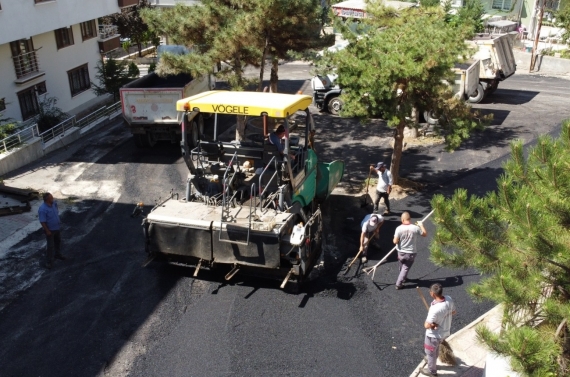 Keçiören’in sokakları sıcak asfaltla yenileniyor