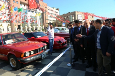 KLASİK OTOMOBİL TUTKUNLARI CUMHURİYET COŞKUSUNDA BULUŞTU