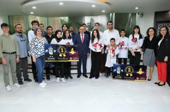 Robot yarışmasını kazanan gençler ödüllerini 19 Mayıs’ta aldı