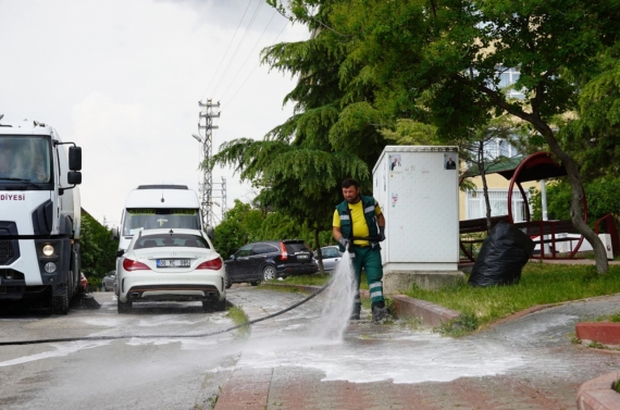 Sokaklar tazyikli suyla yıkanıyor