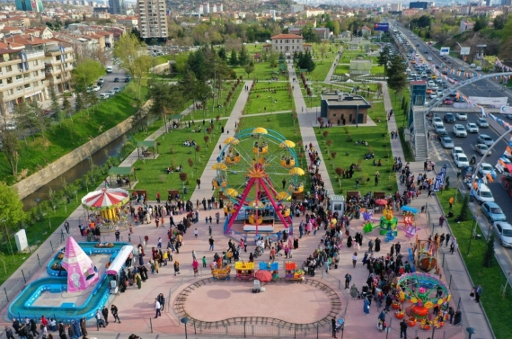 Ücretsiz çocuk lunaparkı tıklım tıklım doluyor