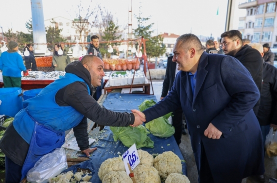 Ufuktepe semt pazarı’nda başkan Özarslan’a sevgi seli