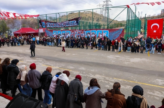 Üniversiteli Trabzonsporlulardan Keçiören’de coşkulu horon festivali